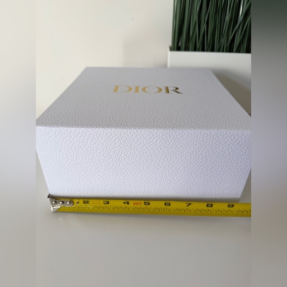 New Dior Luxurious White and Gold Box - Picture 6 of 8